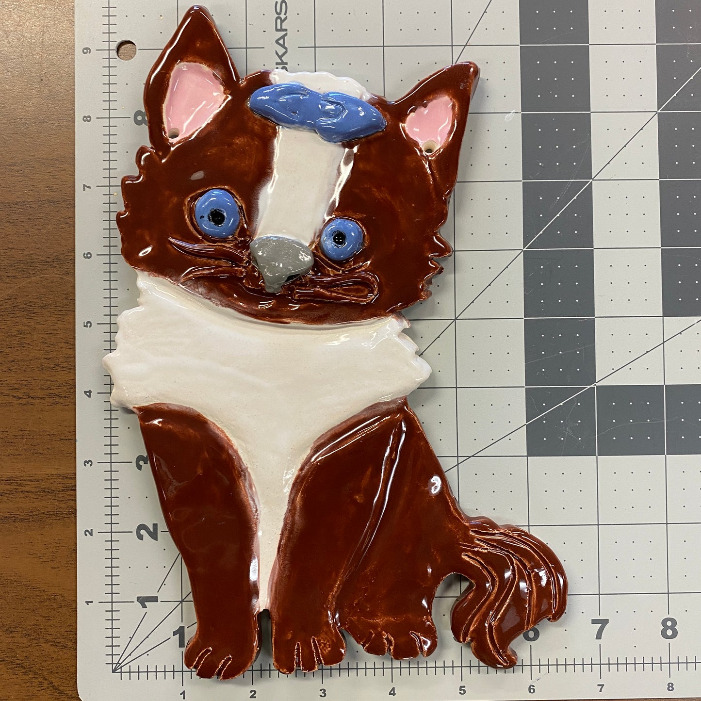 WATCH Resources Art Guild - Ceramic Arts Handmade Clay Crafts 9.5-inch x 6.5-inch Glazed Cat made by Lisa Uptain