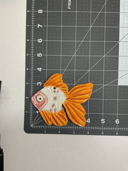 Ceramic Arts Handmade Clay Crafts Glazed Fish 4-inch by 3.5-inch made by Lisa Uptain and WATCH 4779)