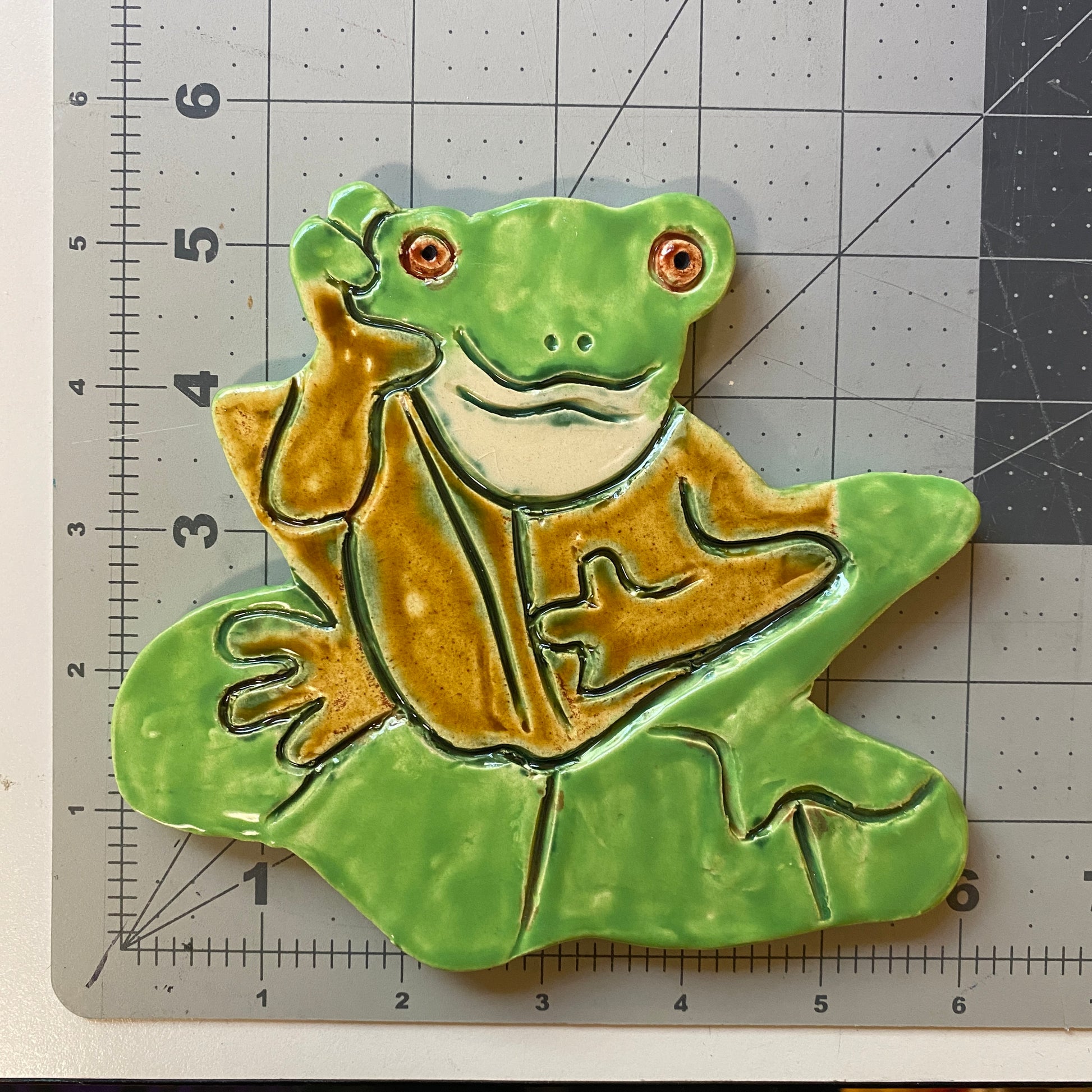WATCH Resources Art Guild - Ceramic Arts Handmade Clay Crafts Glazed Frog 6-inch by 5.5-inch made by Monty Chu 4498